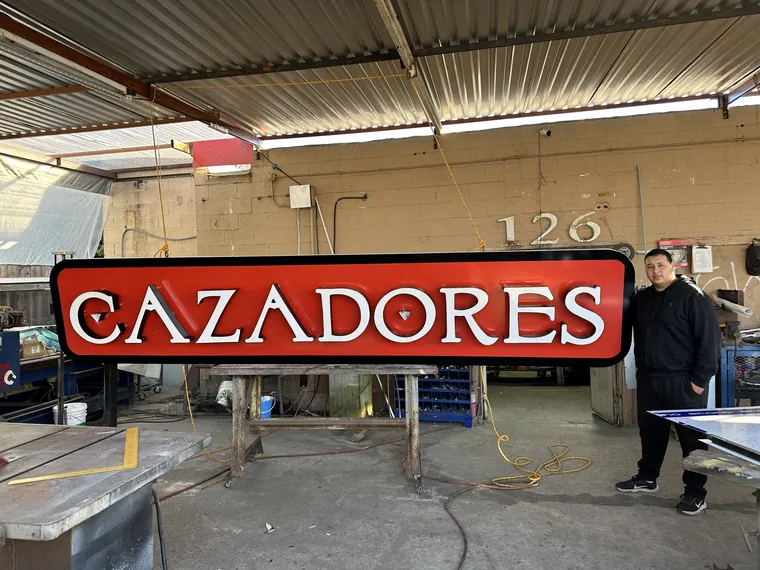 Cazadores sign finished in the Best Deal shop