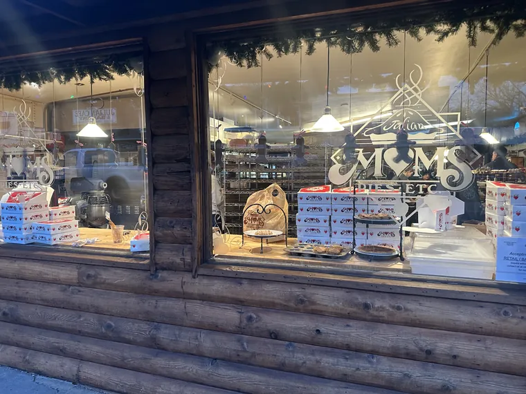 Mom’s Pies window lettering