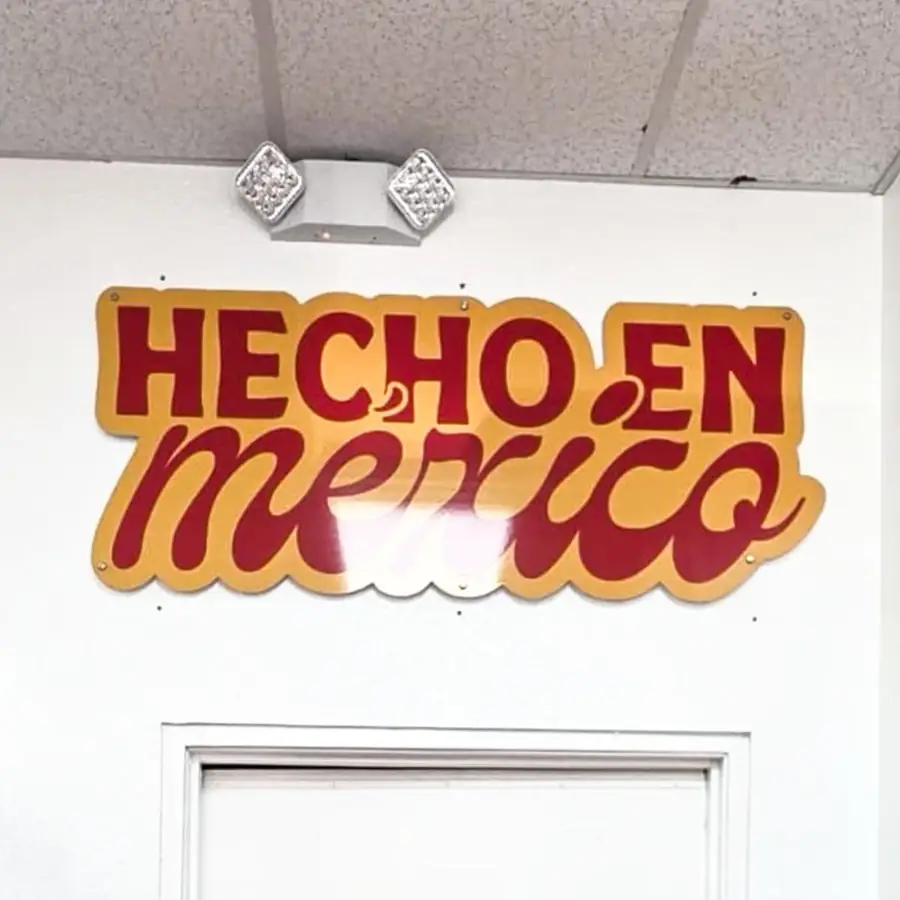 Hecho en Mexico dimensional lettering on an interior wall